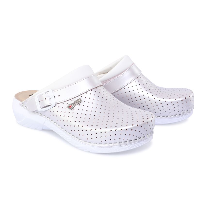 Perlweiße Leder-Pantoletten mit Perforationen. Weißer Riemen mit Schnalle. Marke LEON.