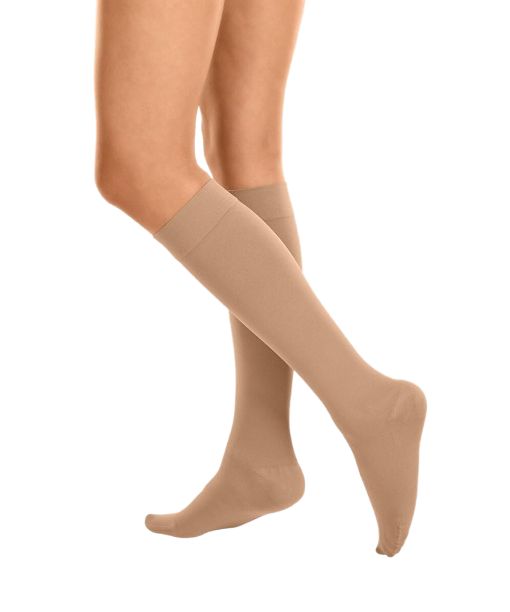Kompressionstrümpfe kurz, hautfarben, bis zum Knie reichend.
