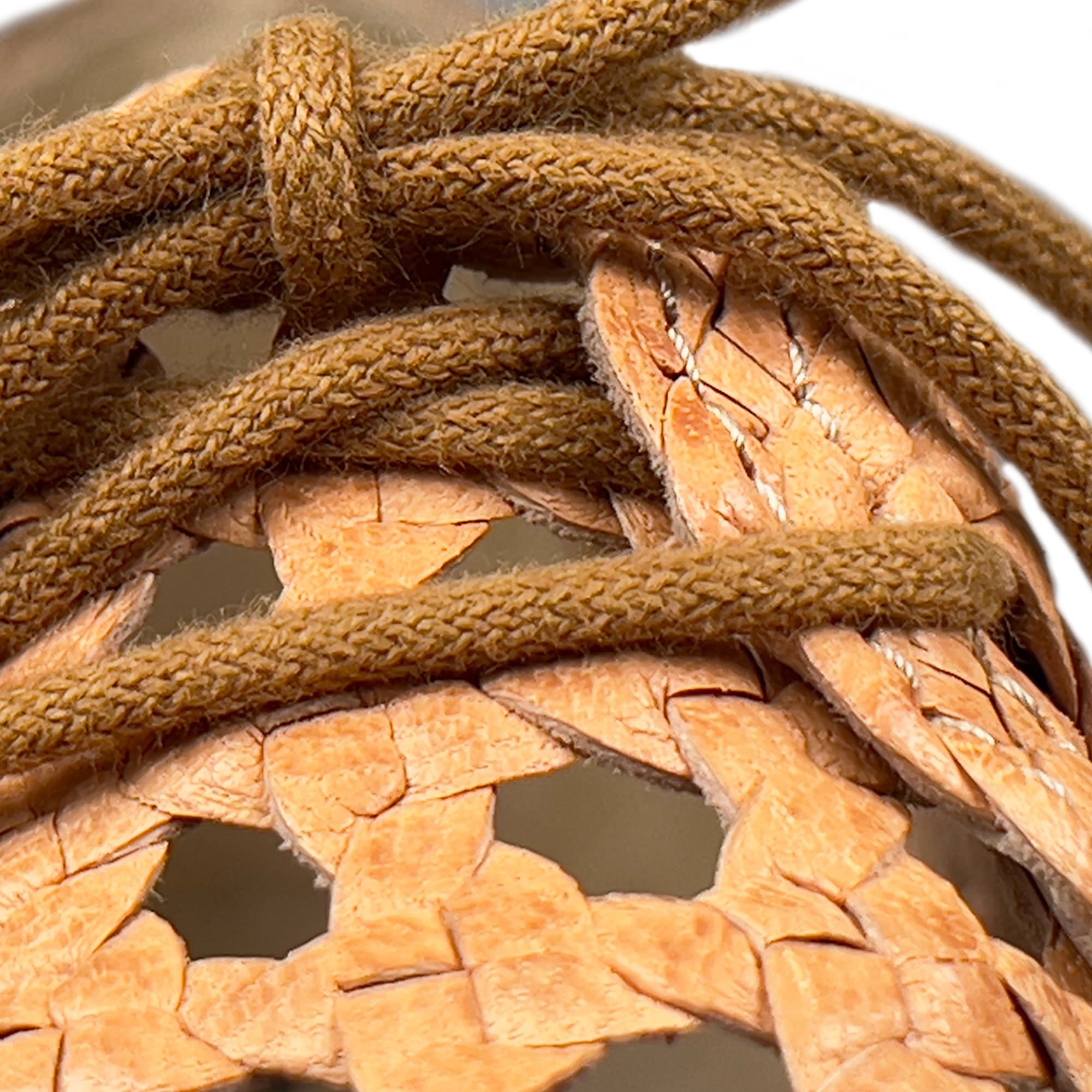 Nahaufnahme von braunen Schnürsenkeln und Lochmuster-Obermaterial. Gewebte Struktur.