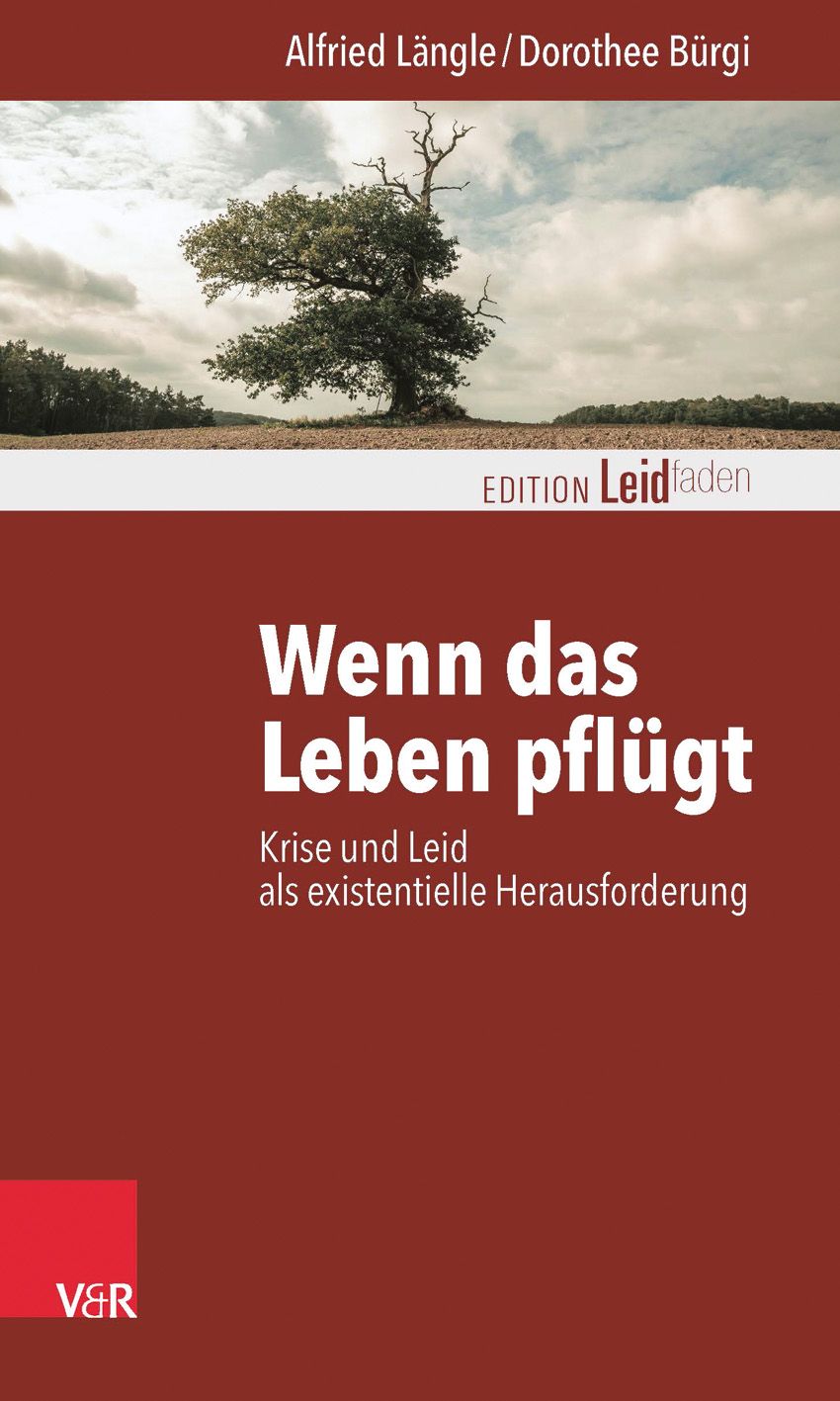 Buchcover: Titel "Wenn das Leben pflügt". Autoren: Alfried Längle, Dorothee Bürgi. Verlag V&R. Hintergrund: Baum auf Feld unter bewölktem Himmel.