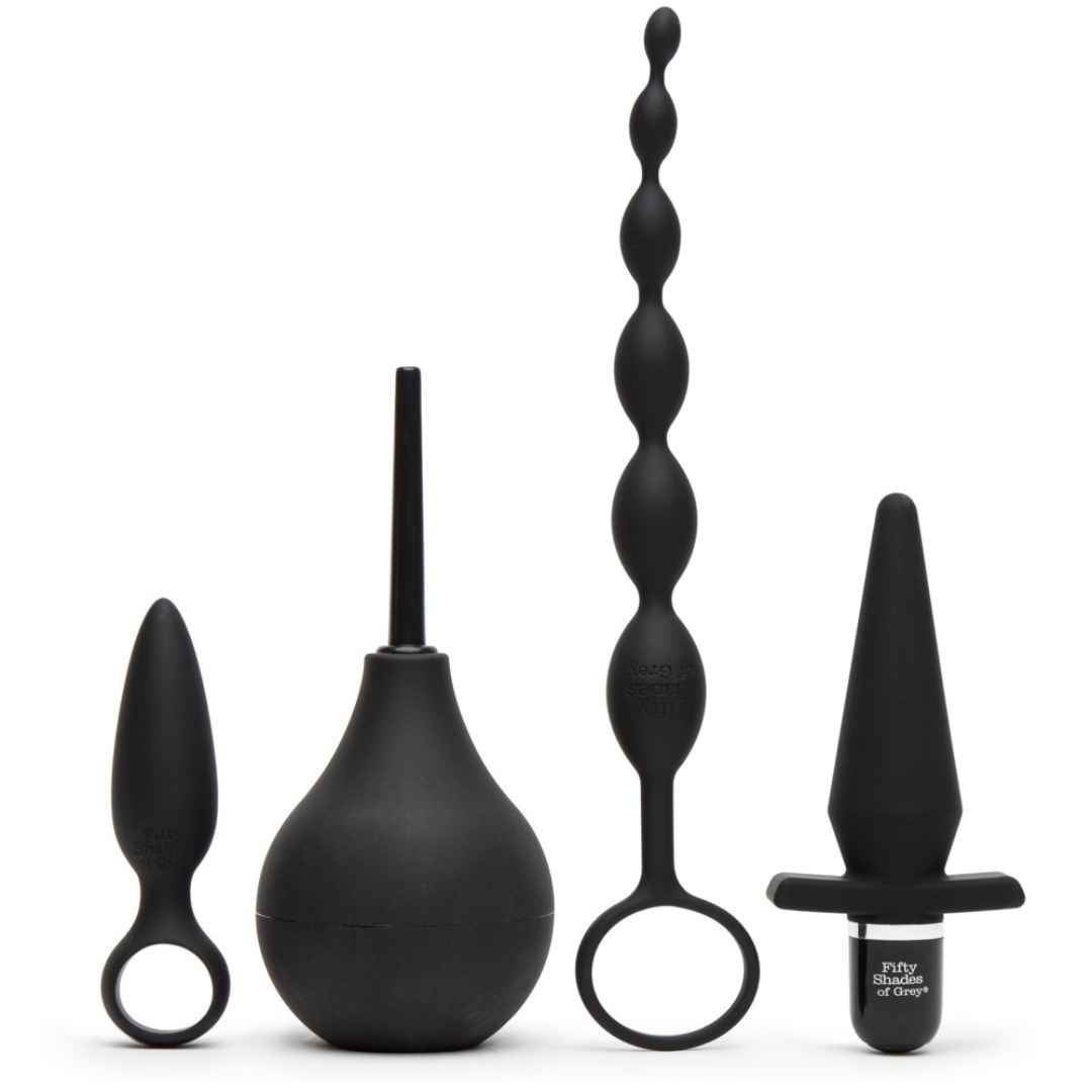 Vier schwarze Intimprodukte: Analplug, Analdusche, Analkette und Vibrations-Analplug. Alle mit Fifty Shades of Grey-Logo.