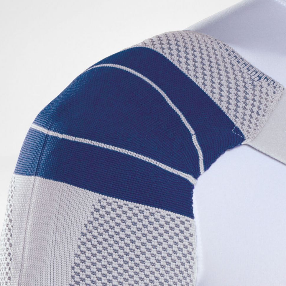 Nahaufnahme der OmoTrain S Schulterbandage. Blau-graues Strickmaterial, bedeckt die Schulter. Weiße Streifen und graue Details.