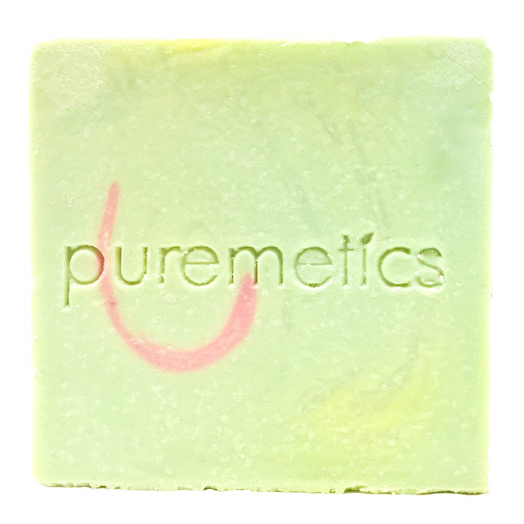 Grüne Duschseife mit geprägtem Logo. Quadratische Form, helle Farbe. "puremetics" ist sichtbar.