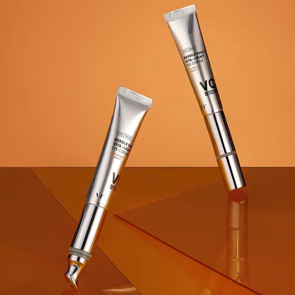 Zwei silberne Tuben mit goldfarbenen Applikatoren. Aufschrift: Reedle Shot Vita-Light Eye Cream. VT Cosmetics Logo.