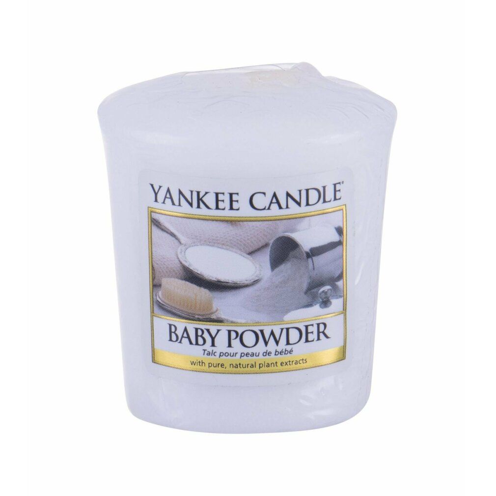 Yankee Candle Baby Powder Duftkerze. Weißer Kerzenbehälter mit Etikett. Aufschrift: Yankee Candle, Baby Powder. Abbildung: Puder und Löffel.