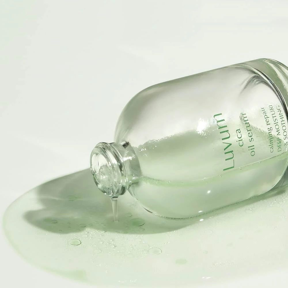Luvum Cica Öl Serum in Glasflasche, Flüssigkeit tropft heraus.