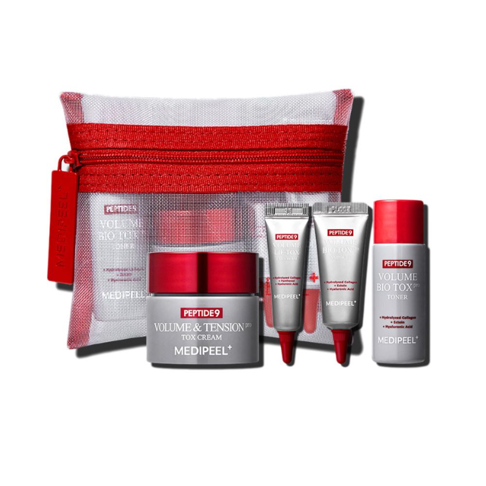 Kosmetiktasche mit mehreren Tuben und Tiegeln. Aufschrift: Peptide 9, Volume & Tension Tox Cream, Medipeel.