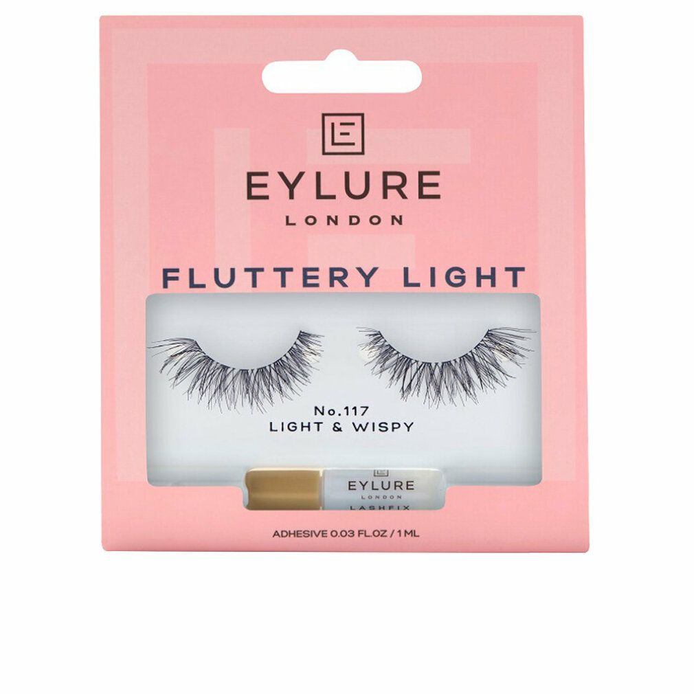 Eylure Wimpern-Set. Rosa Verpackung mit Wimpern, Kleber und Produktnamen. Text: Fluttery Light, No.117 Light & Wispy.