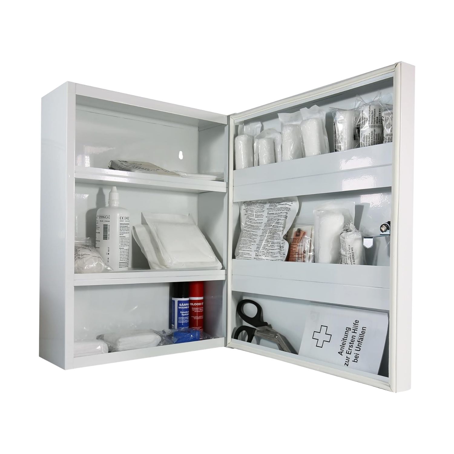 Offener Verbandschrank mit Inhalt. Enthält Verbandsmaterial, Schere, Flaschen und Anleitungen.