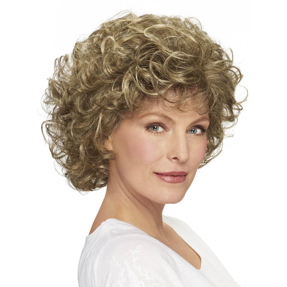 Perücke Viola von Lofty, blonde Locken, kurze Frisur. Frau mit weißem Oberteil, Blick zur Seite.