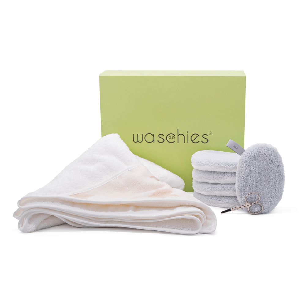 Baby-Bad-Set mit Handtuch, Waschlappen, Nagelschere und grüner Box. Aufschrift: waschies. Handtuch gefaltet.