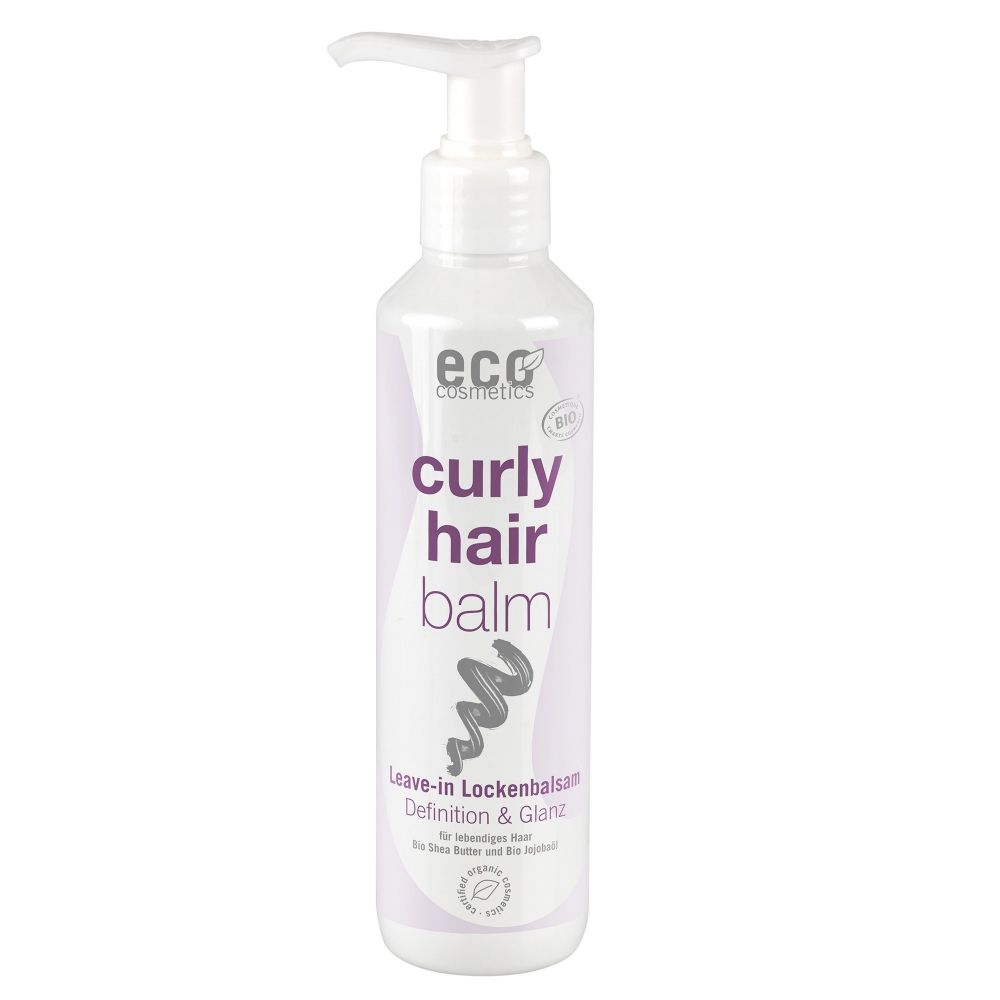 Weiße Flasche mit Pumpe. Aufschrift: curly hair balm. Bio-Siegel. Lila Akzente.