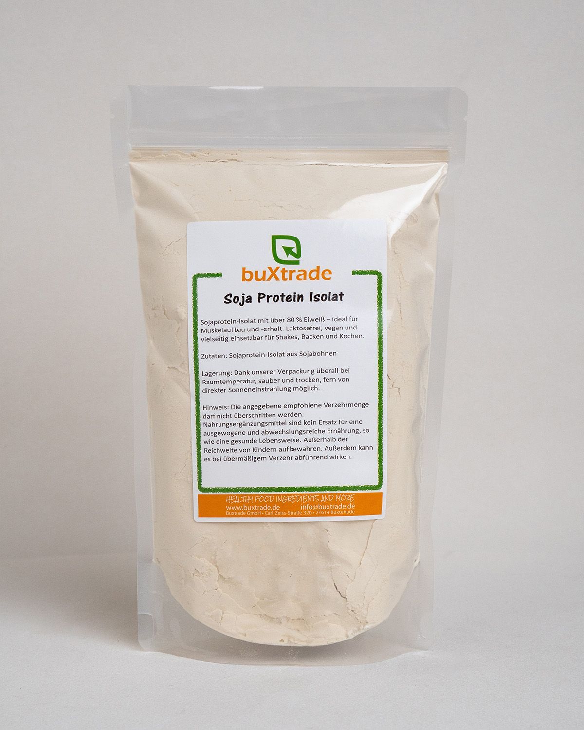 Transparente Verpackung mit beigem Pulver. Aufkleber mit Produktinformationen: buXtrade Soja Protein Isolat.