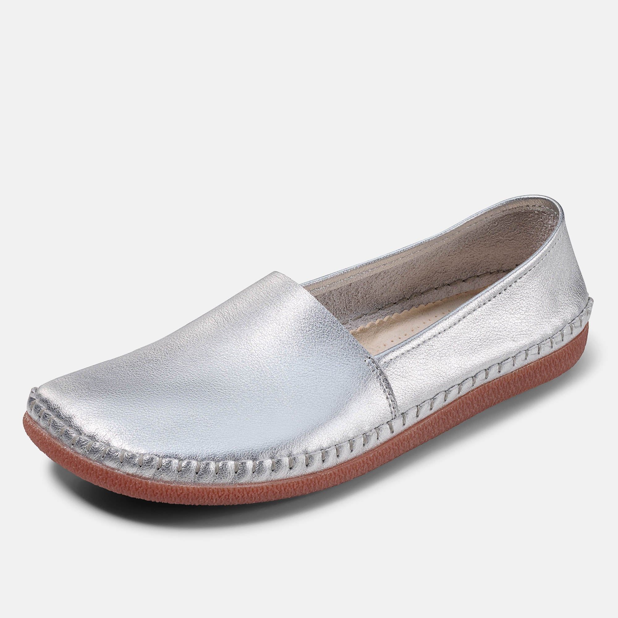 Ein silberner Slipper mit breiter Passform, von vorne schräg.