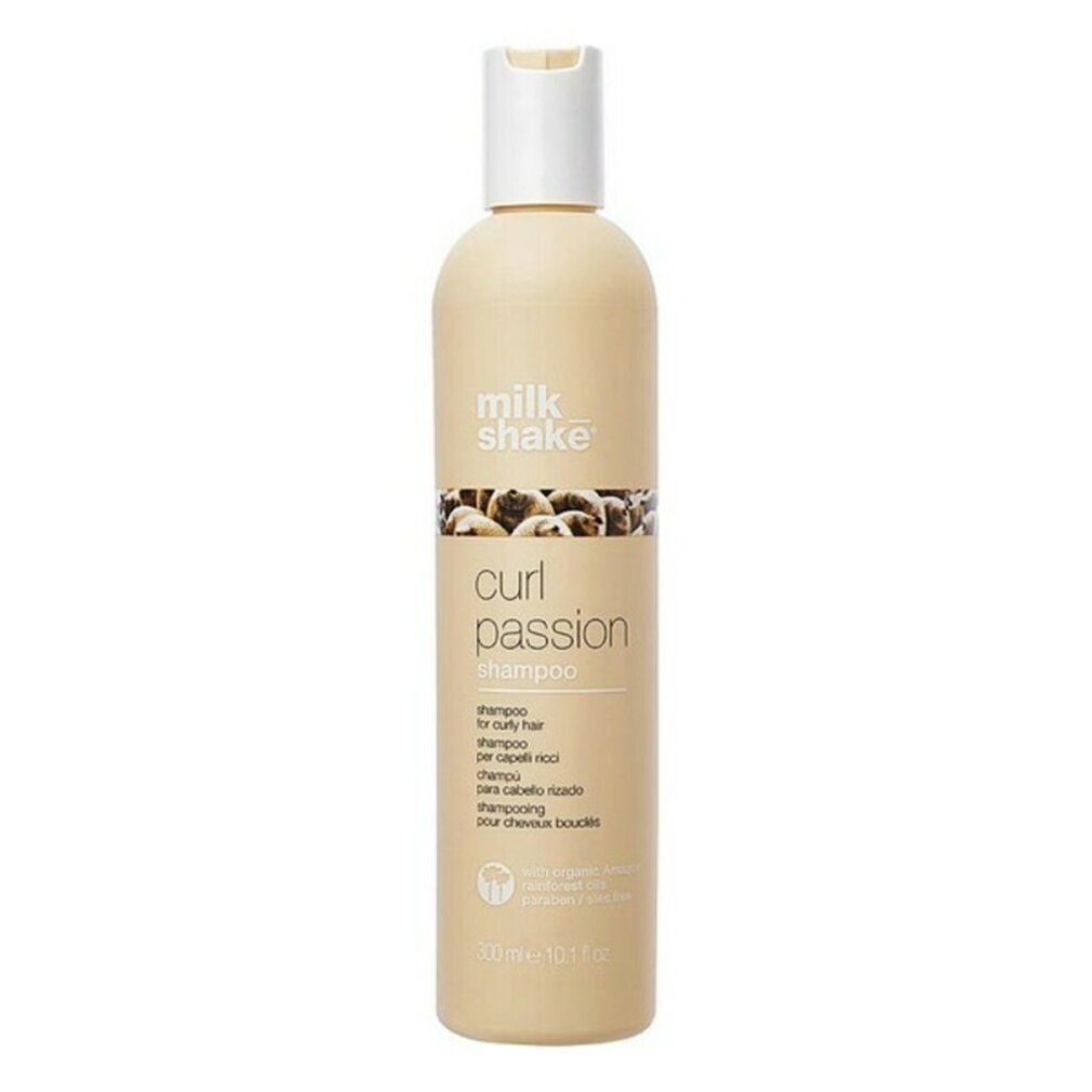 Beigefarbene Shampoo-Flasche mit weißem Deckel. Aufschrift: milk_shake, curl passion shampoo. Für lockiges Haar.