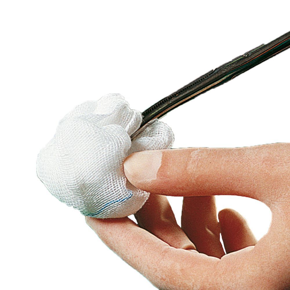 Weißer Tupfer aus Verbandmull, von Hand gehalten. Ein Instrument wird durch den Tupfer gehalten.