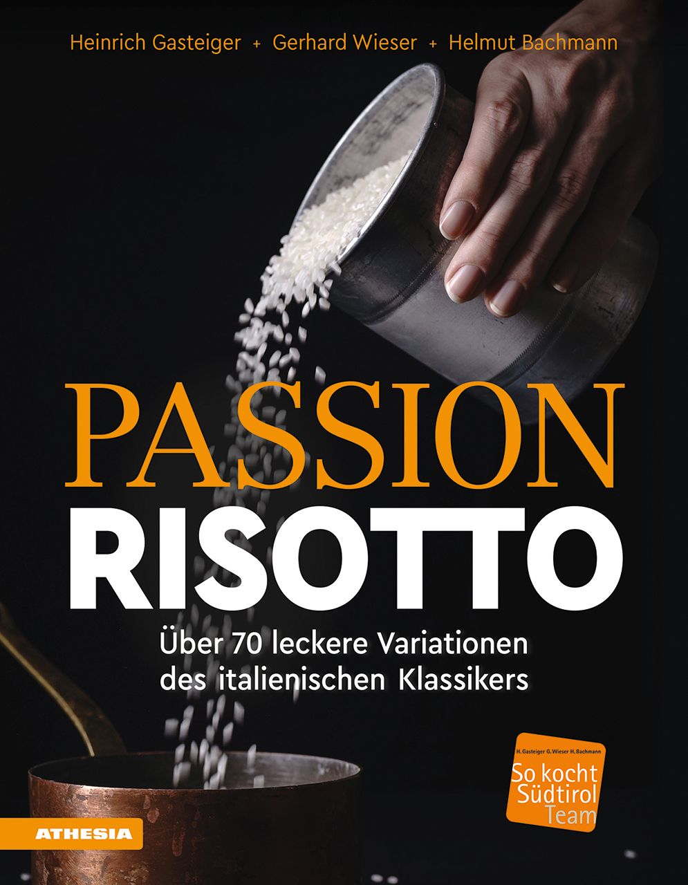 Buchcover mit Titel "PASSION RISOTTO". Reis wird aus einem Metallbehälter in einen Topf gegossen. Autorennamen oben.