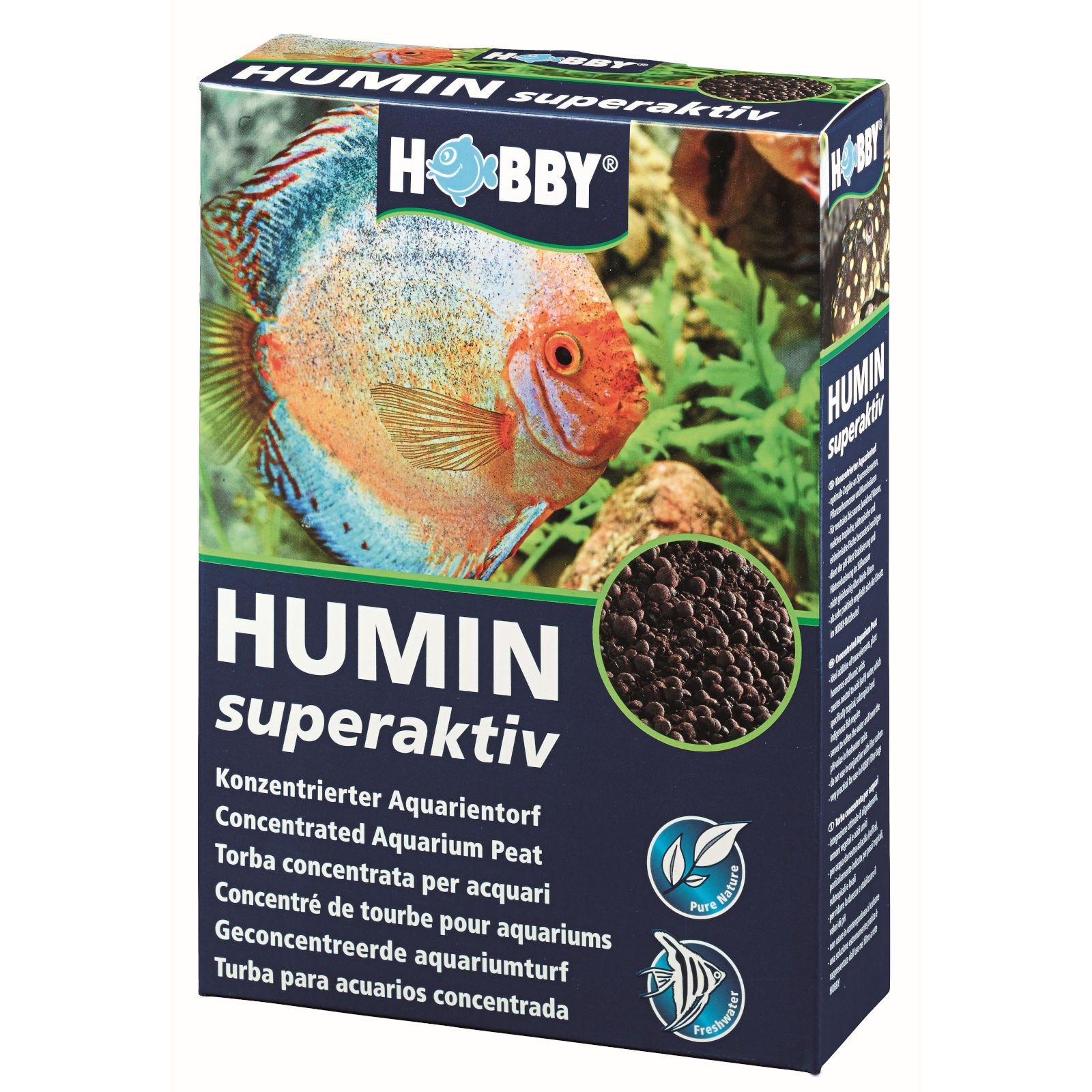 Dunkelblaue Verpackung mit Produktnamen HUMIN superaktiv. Abbildung eines Fisches und Torfgranulats. Marke Hobby.