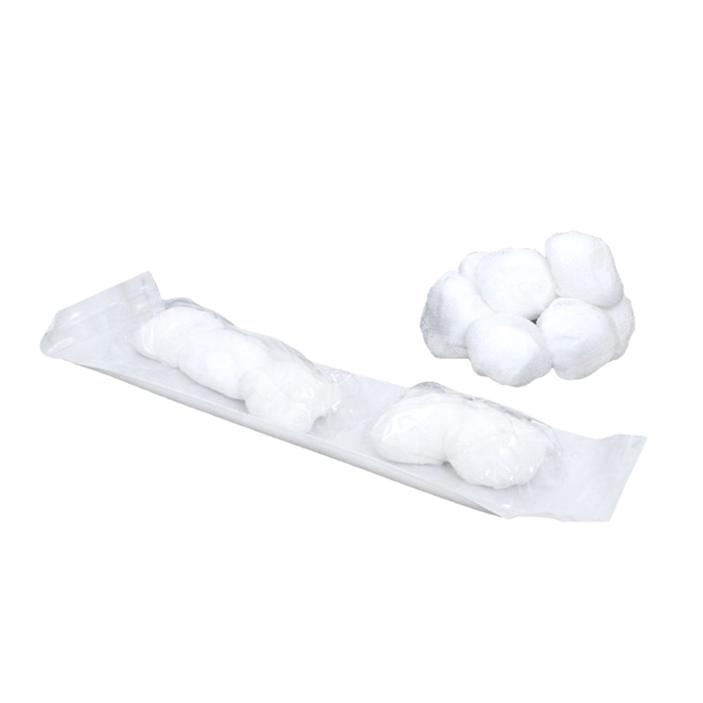 Mehrere sterile Mulltupfer, teilweise in Folie verpackt. Einige Tupfer liegen lose daneben.