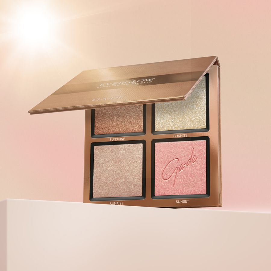 Ga-De Everglow Illuminating Palette. Geöffnete goldfarbene Palette mit vier Highlighter-Farben. Markenname und Produktname sichtbar.