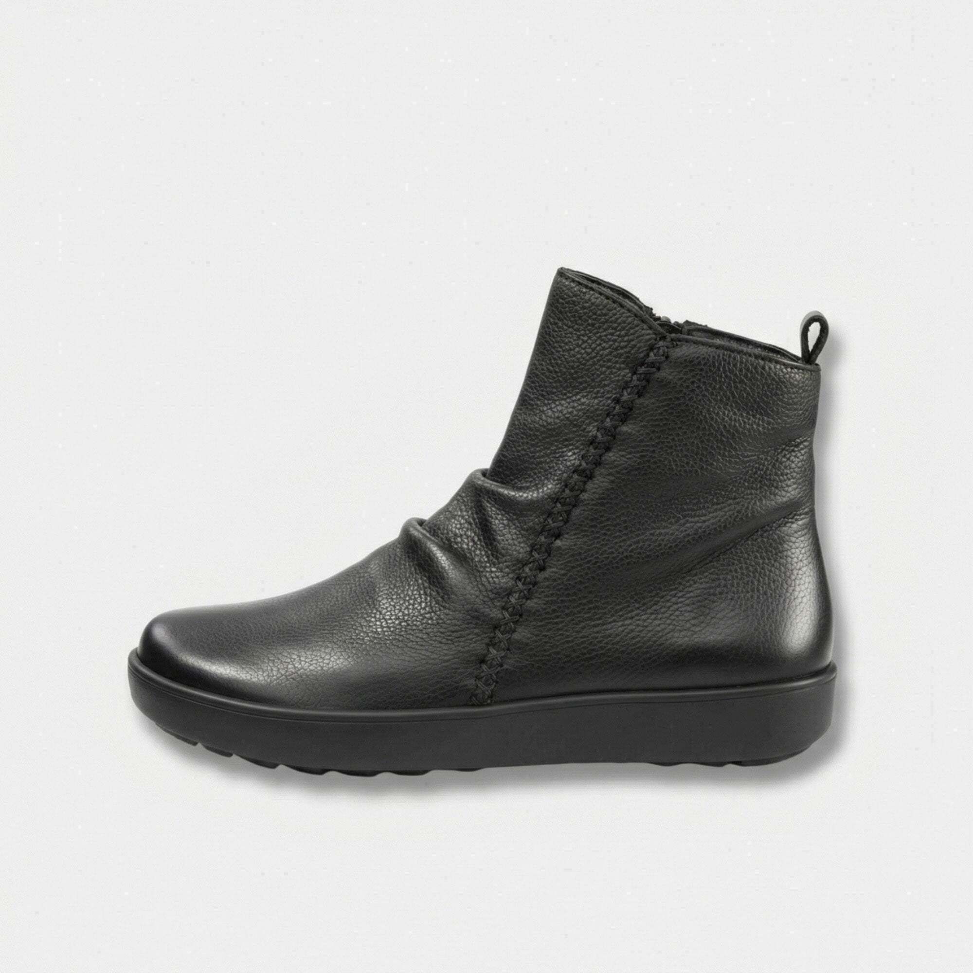 Schwarze Lederstiefelette mit seitlichem Reißverschluss, gerafftem Schaft und Ziernähten.