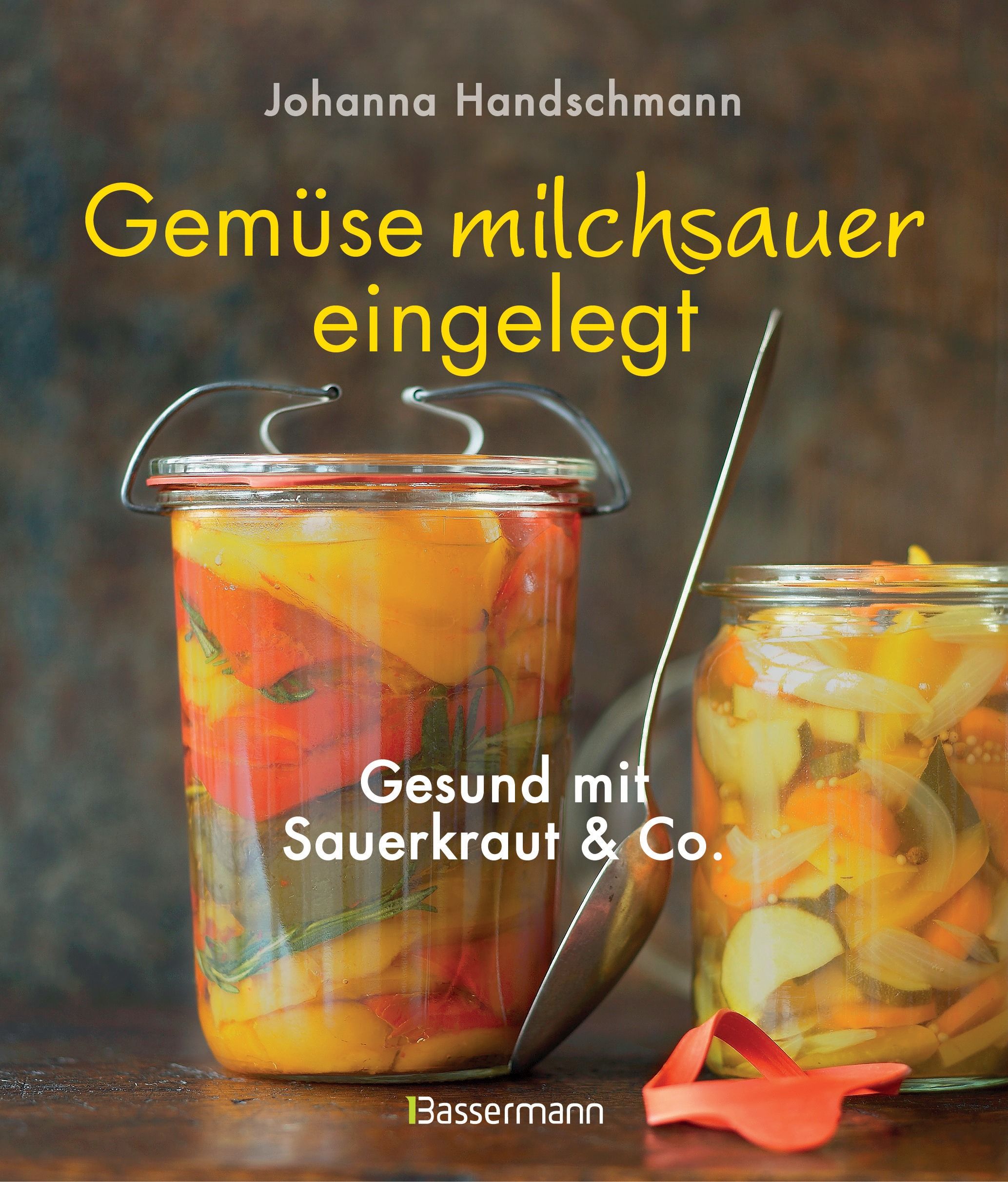 Buchcover: "Gemüse milchsauer eingelegt" von Johanna Handschmann. Glas mit eingelegtem Gemüse, daneben ein weiteres Glas.