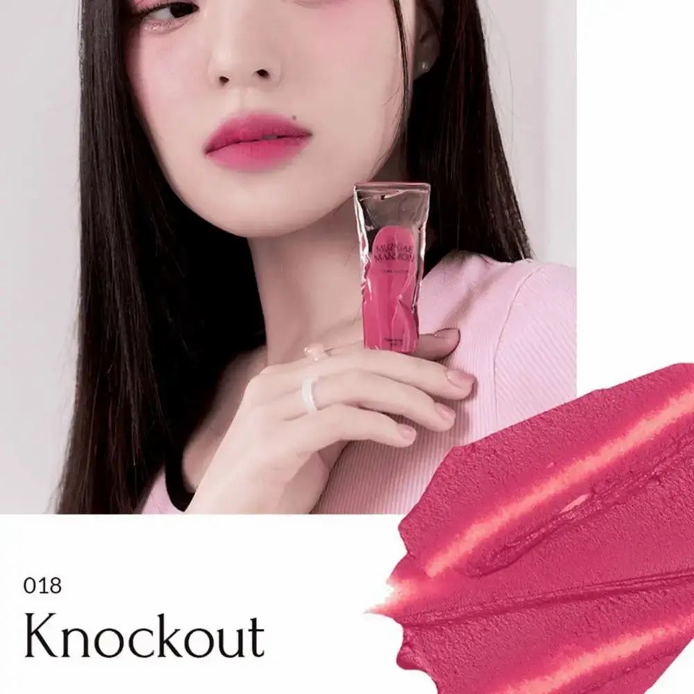 Lippentint 018 Knockout. Frau mit Lippenstift. Farbprobe unten rechts. Transparentes Produktgehäuse. Text: Knockout, 018.