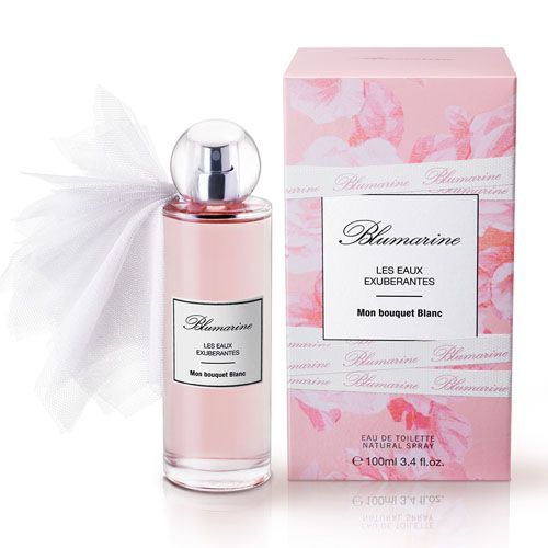 Rosa Parfumflasche mit weißer Schleife und rosa Verpackung. Aufschrift: Blumarine, Les Eaux Exuberantes, Mon bouquet Blanc.