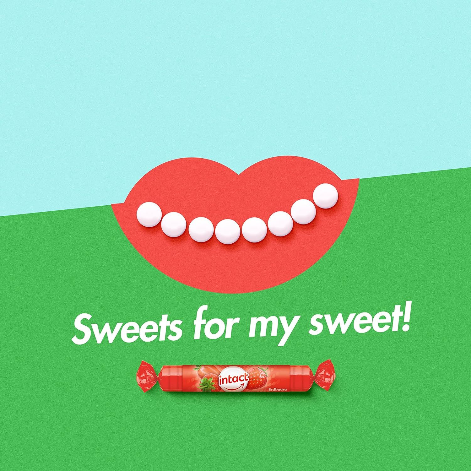 Ein Erdbeer-Traubenzucker-Rolle unter einer roten Herzform mit weißen Tabletten. Text: Sweets for my sweet!