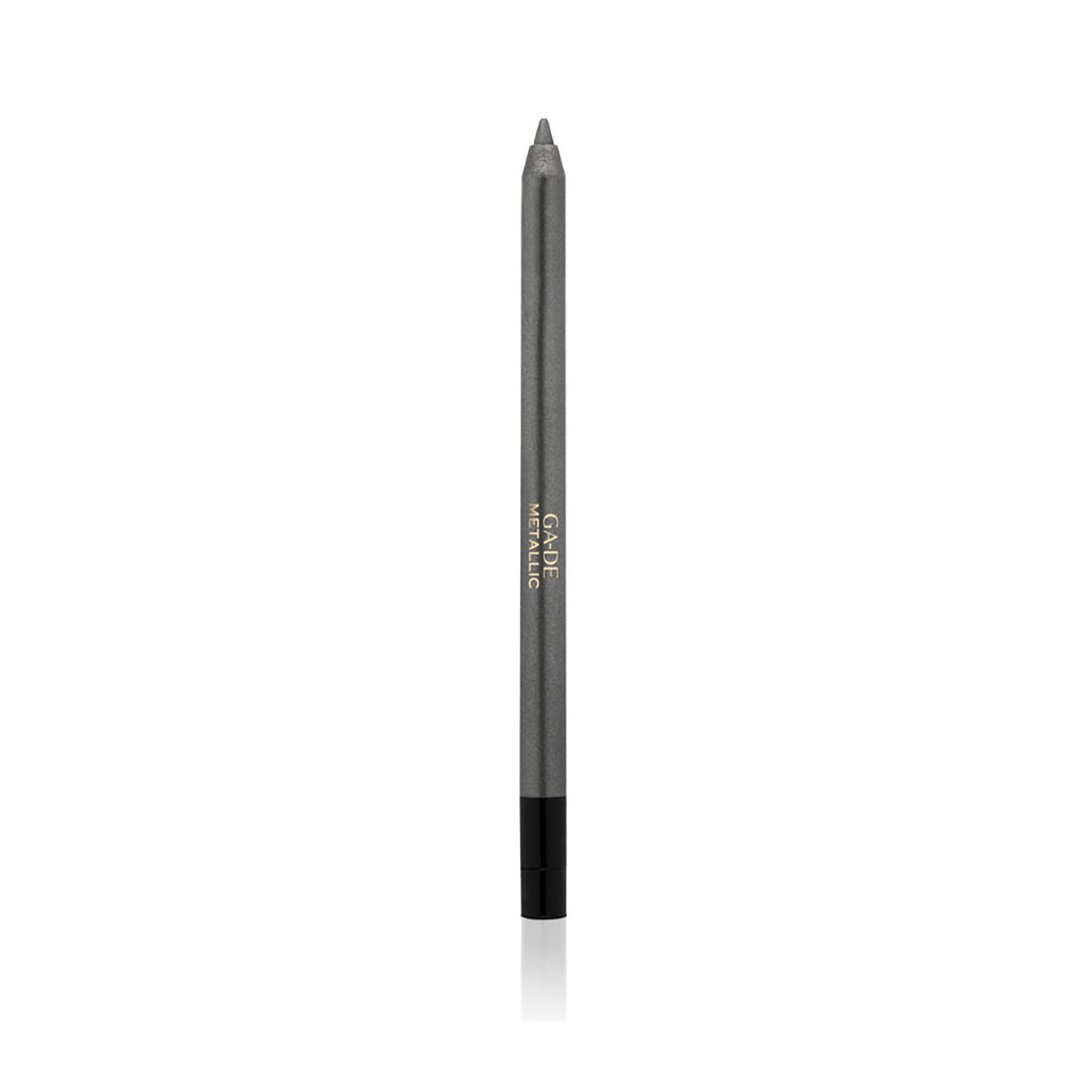 Grauer Ga-De Metallic Eyeliner. Zylindrische Form mit schwarzer Spitze. Marke und Produktname vertikal auf dem Stift.