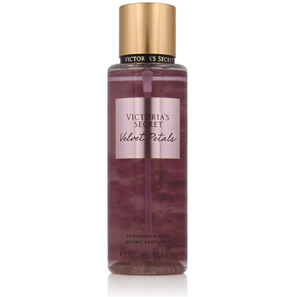 Victoria's Secret Velvet Petals Duftnebel. Lila Flüssigkeit in klarer Flasche mit goldenem Sprühkopf und Etikett.