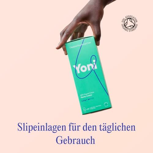 Hand hält grüne Yoni-Verpackung. Text: Slipeinlagen für den täglichen Gebrauch. Zertifiziert.