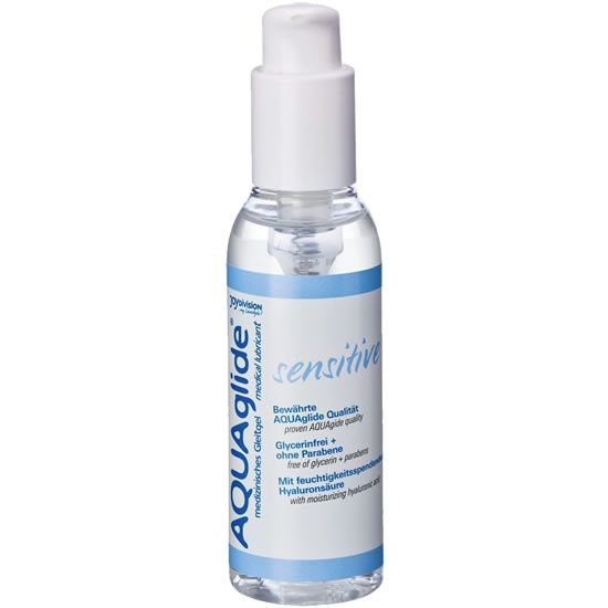Klare Flasche mit weißem Pumpkopf. Aufschrift AQUAglide Sensitive. Blaue Banderole mit Produktinformationen.