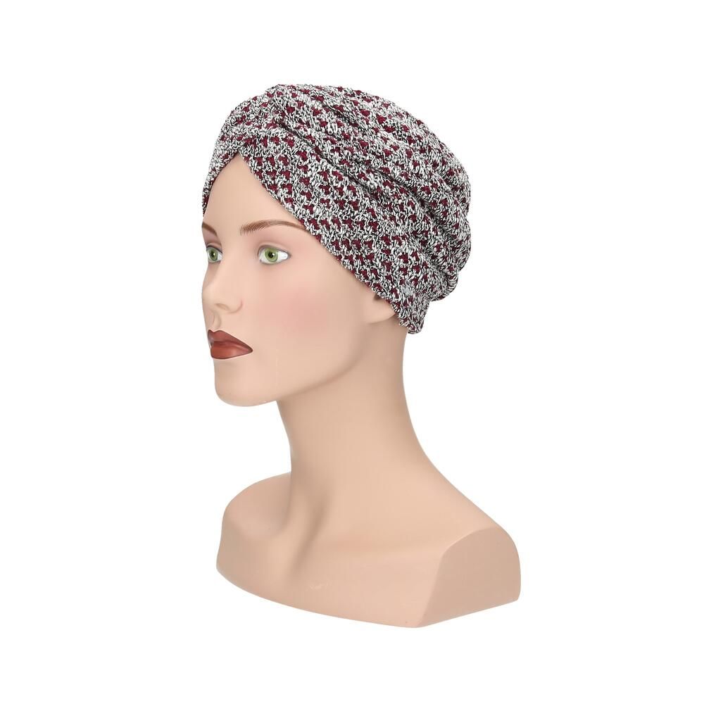 Gestrickter Turban in Grau und Rot mit Muster auf einer Schaufensterpuppe.