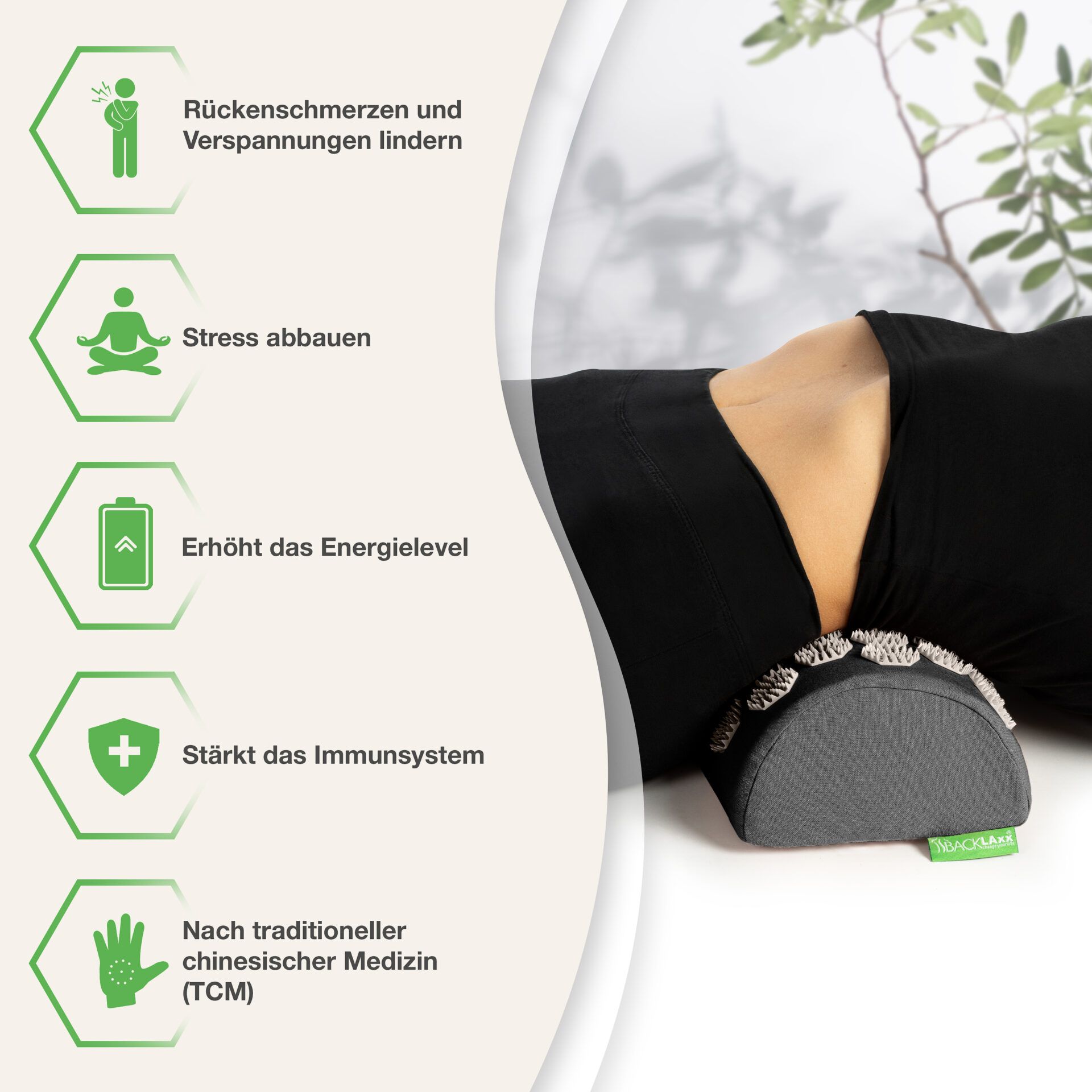 Person mit Akupressur-Nackenrolle. Text: Rückenschmerzen lindern, Stress abbauen, Energie erhöhen, Immunsystem stärken.