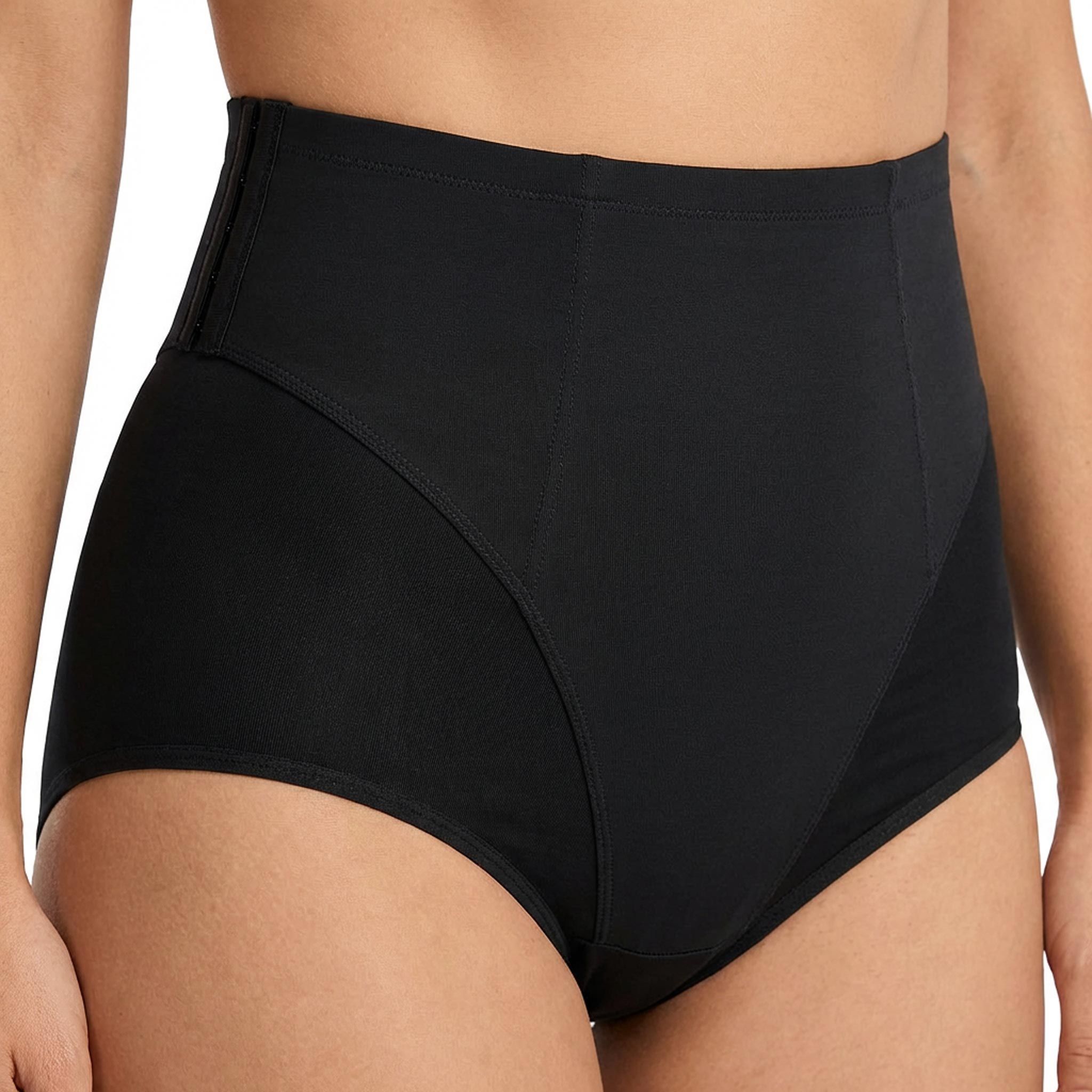 Schwarze Miederhose, hoher Bund, seitliche Einsätze. Frau, von vorne, Hüfte und Bauchbereich.