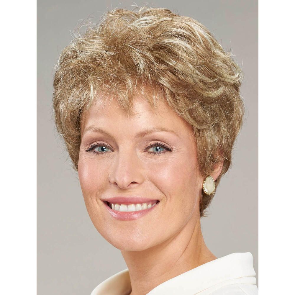 Frau mit kurzem, blondem Haar, das leicht gewellt ist.
