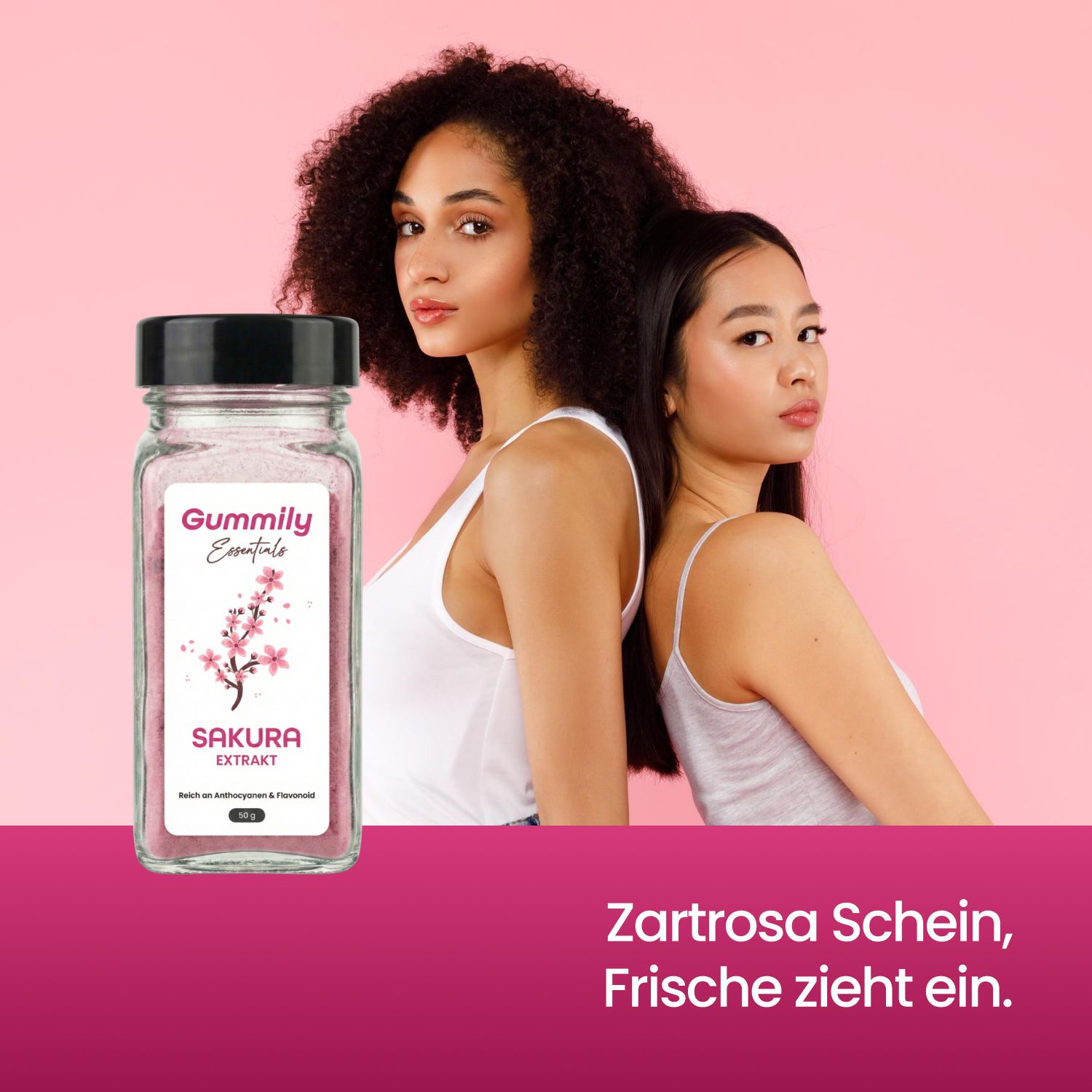 Glas mit rosa Pulver, Etikett mit Sakura-Blüten. Zwei Frauen im Hintergrund. Text: Gummily Essentials, Sakura Extrakt.