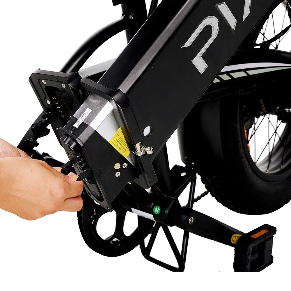 Nahaufnahme des Elektrofahrrads. Hand verbindet Kabel mit dem Akku. Pedale und Rahmen sichtbar.