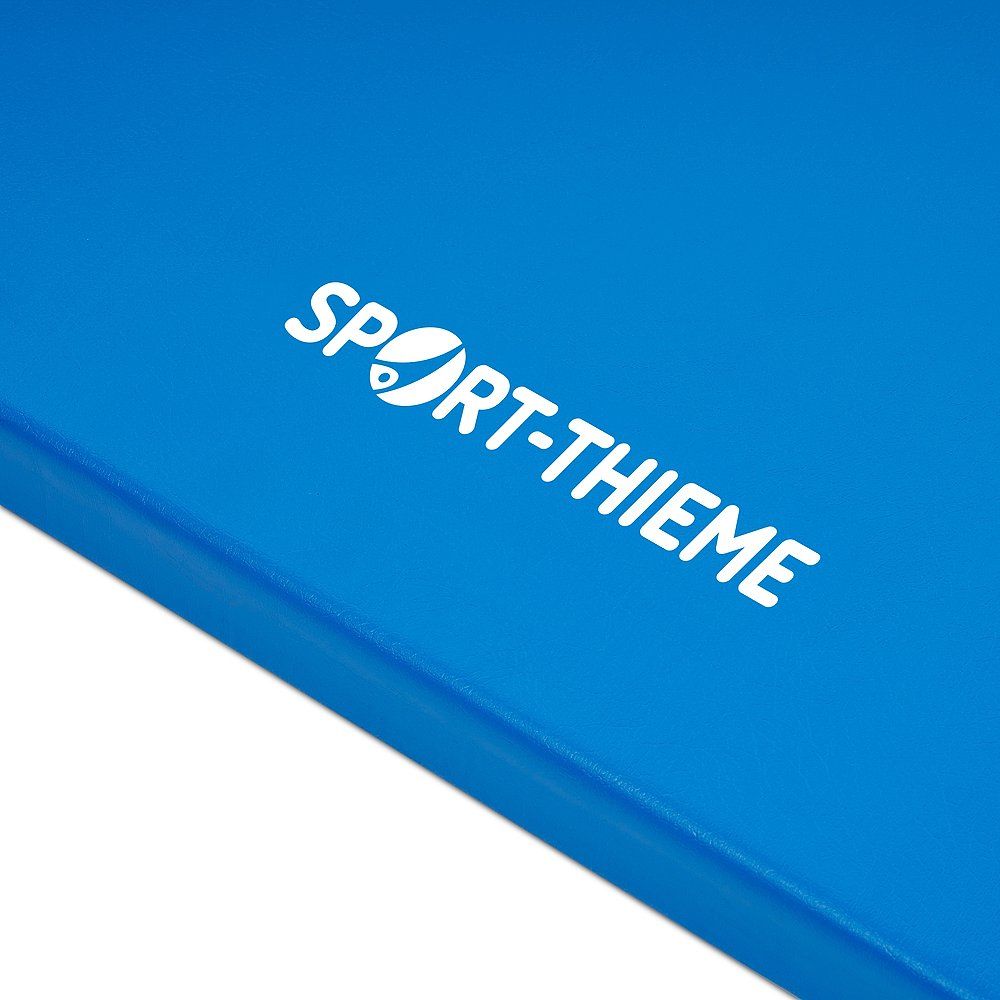 Blaue Turnmatte mit weißem Sport-Thieme-Logo.