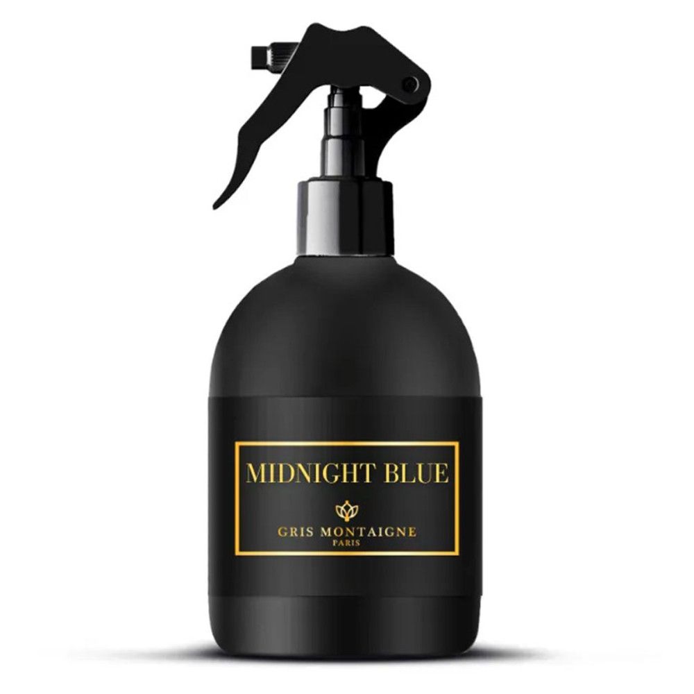 Schwarze Sprühflasche mit schwarzem Sprühkopf. Auf dem Etikett steht "MIDNIGHT BLUE" und "GRIS MONTAIGNE PARIS".