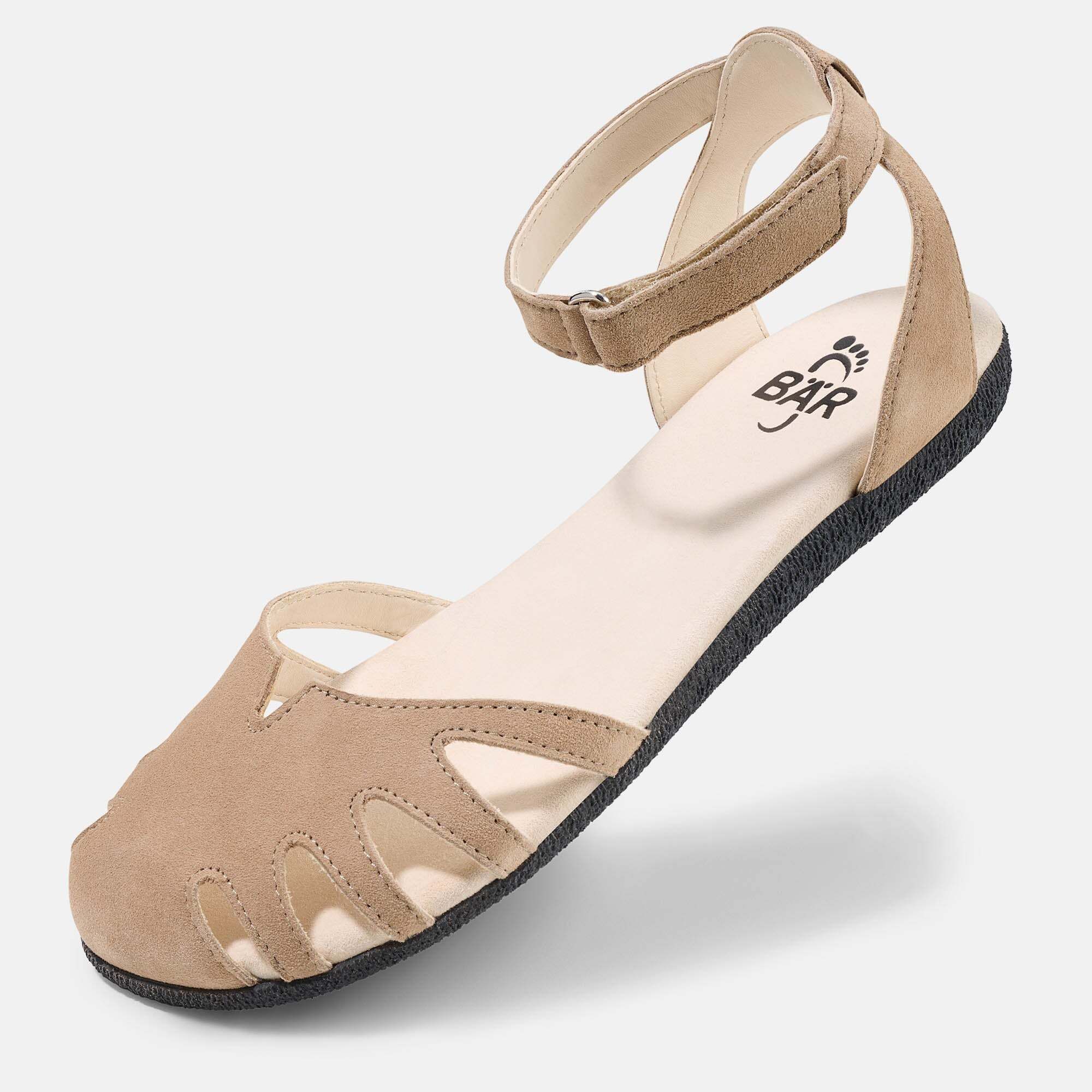 BÄR Alisa Sandale, beige, Seitenansicht mit Fokus auf die breite Passform und das Design.