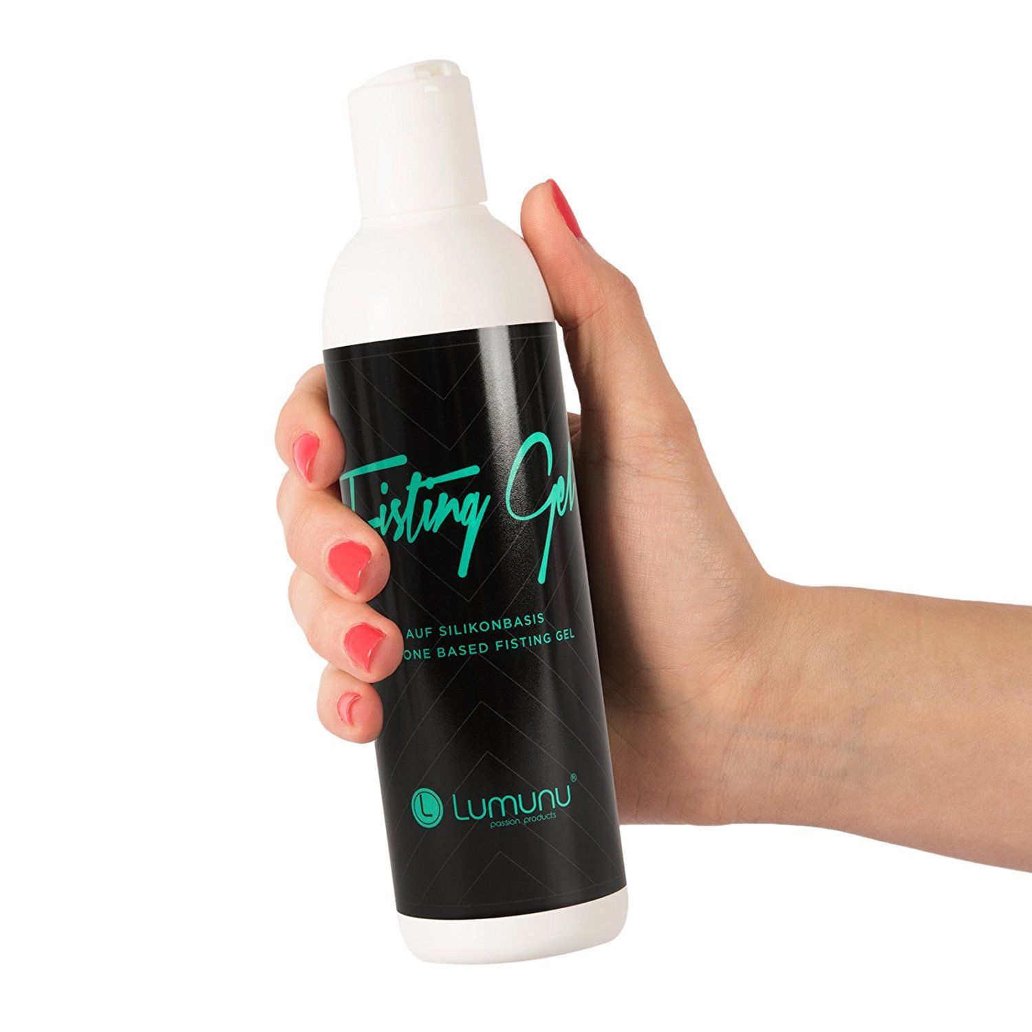 Weiß-schwarze Flasche mit türkisfarbenem Schriftzug "Fisting Gel". Aufschrift: "AUF SILIKONBASIS". Hand hält die Flasche.