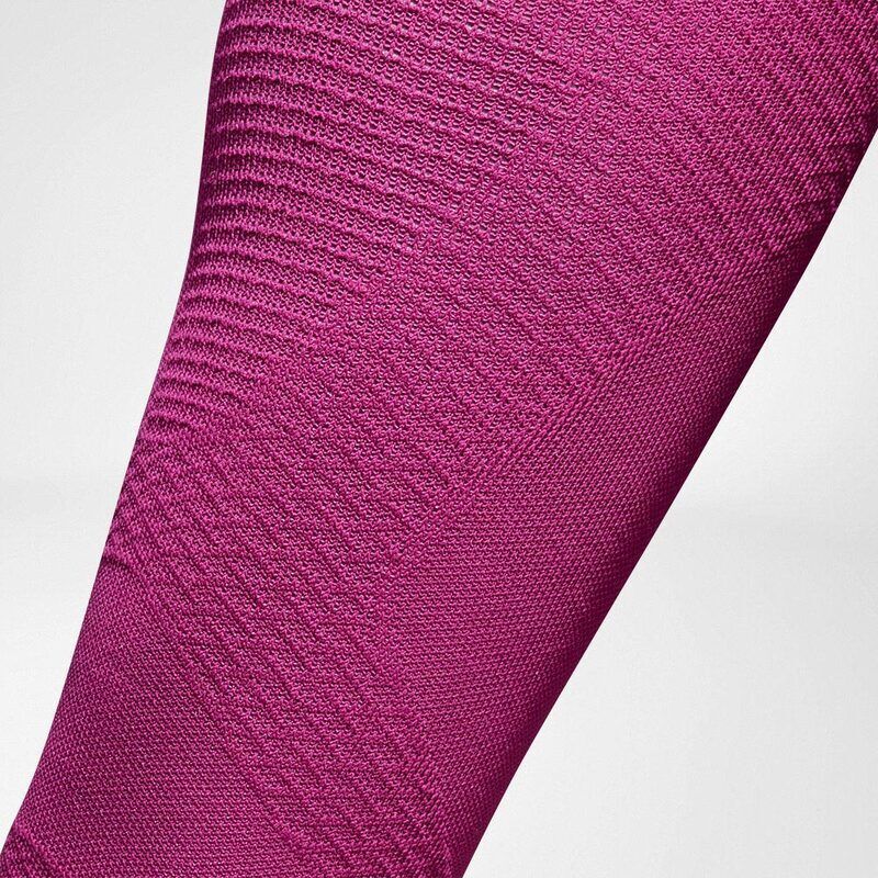 Detailansicht des Materials einer fuchsiafarbenen Kompressionssocke mit Rautenmuster.