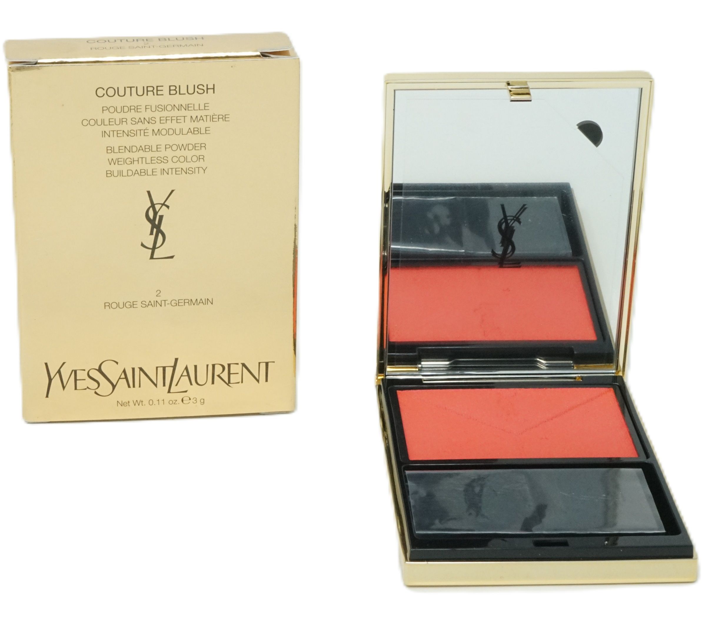 Blush-Puder-Kompakt-Make-up. Goldfarbene Verpackung mit Produktinformationen. Offene Kompakt-Make-up-Dose mit Spiegel und Rouge.