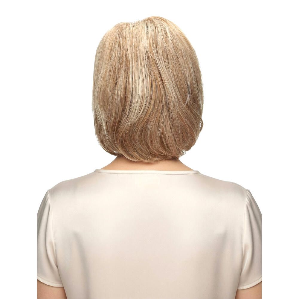 Perücke STOCKHOLM, blond, mittellang. Rückansicht einer Frau mit Perücke, vor weißem Hintergrund.