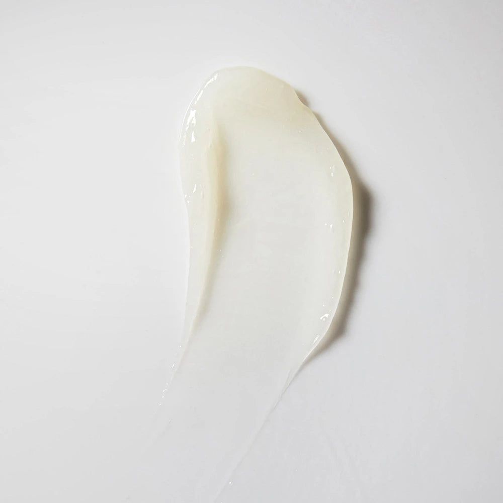 Produkt-Swatch. Weiße, cremige Substanz auf weißem Hintergrund. Keine Beschriftung.
