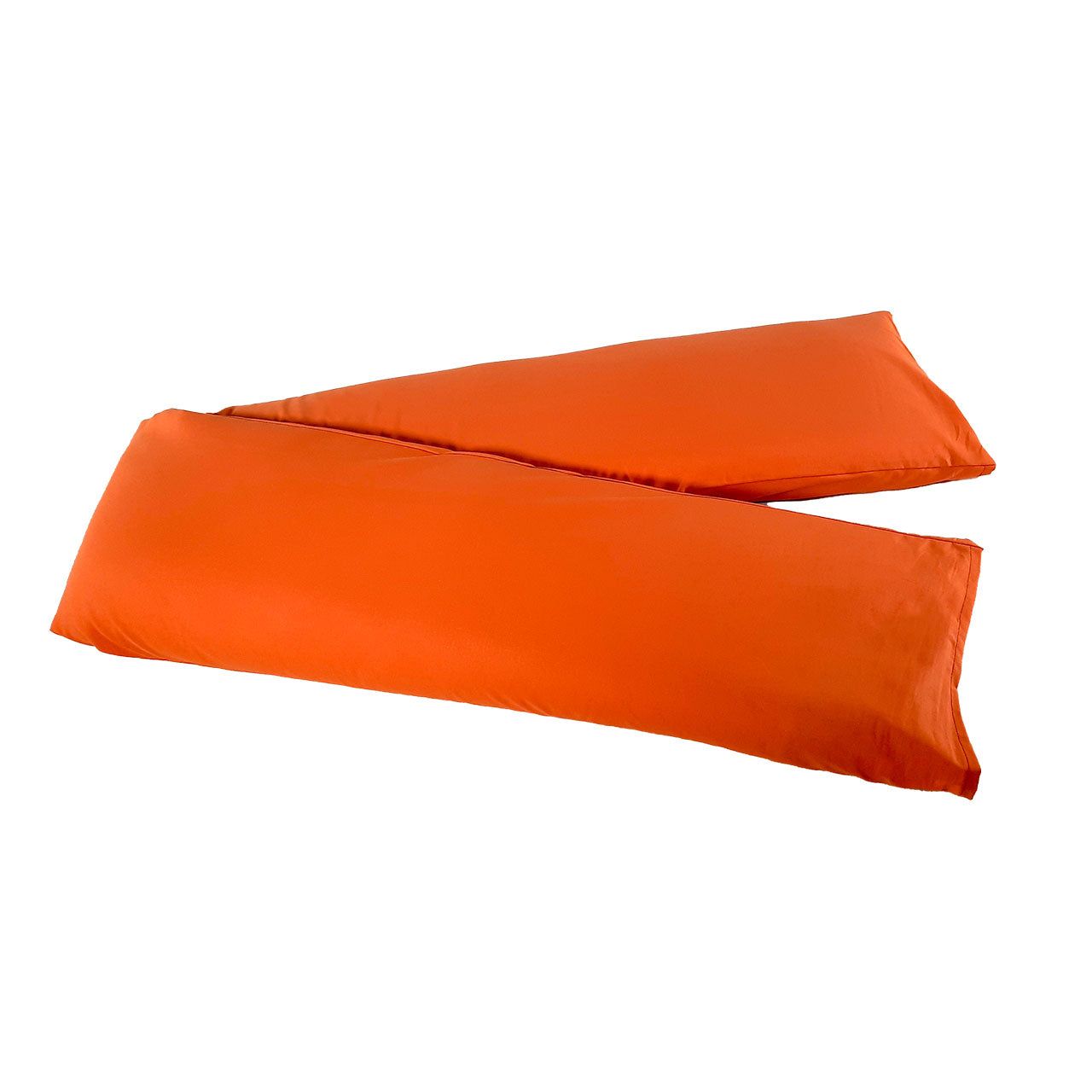 Zwei orangefarbene Kissenbezüge in länglicher Form. Sie liegen leicht überlappend auf weißem Hintergrund.
