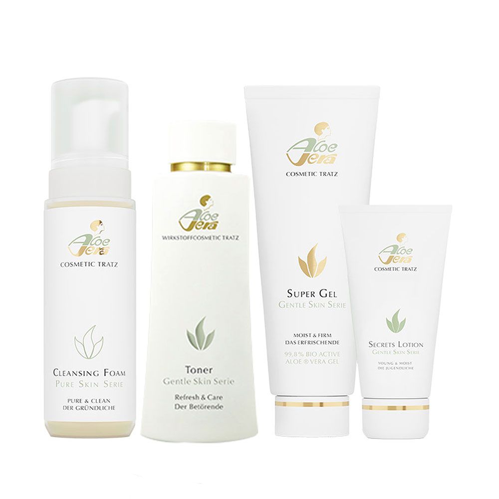 Vier weiße Kosmetikprodukte mit goldenen Akzenten. Beschriftung: Aloe Vera Cosmetic Tratz, Cleansing Foam, Toner, Super Gel, Secrets Lotion.