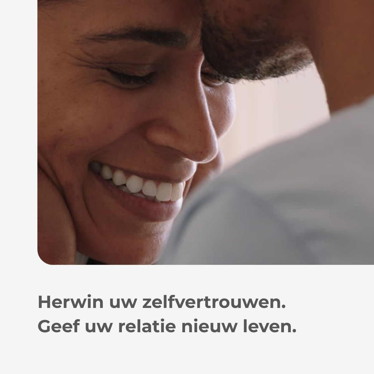 Koppel lacht. Tekst: Herwin uw zelfvertrouwen. Geef uw relatie nieuw leven.
